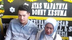 Antar Donny Kesuma ke Peristirahatan Terakhir, Mantan Istri: Kami Sekeluarga Mohon Maaf