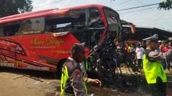 Detik-Detik Menegangkan Bus Sinar Dempo Hilang Kendali di Jalan Menurun Malang, Warga Histeris
