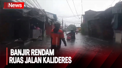 Nekat melintas Banjir di Ruas Jalan Kalideres, Belasan Motor Mogok 
