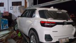 Toyota Raize Tabrak 2 Motor dan Warung di Jalur Pantura Indramayu, 3 Orang Dilarikan ke RS