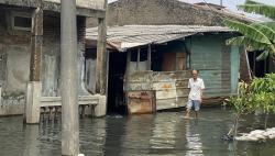 Kisah Warga Tegal Alur Puasa di Tengah Banjir, Sahur Cuma Pakai Air Putih