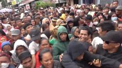 Pembagian Zakat di Makassar Ricuh, Warga Terjepit hingga Pingsan<