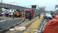 Detik-Detik Kecelakaan Beruntun di Gerbang Tol Halim Utama, Truk Engkel Ugal-Ugalan Seruduk Sejumlah Mobil