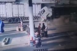 Detik-Detik Tabrakan Beruntun 3 Truk di Mojokerto Terekam CCTV, Sopir Luka-Luka