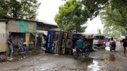 Truk Angkut Kayu Gelondongan Terguling di Pangleseran Sukabumi