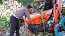 Detik-Detik Daihatsu Ayla Hilang Kendali Tabrak 3 Motor di Baubau Terekam CCTV