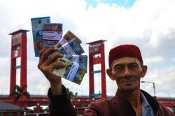 Antusiasme Warga Palembang Tukar Uang Rupiah Baru