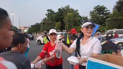 Dewi Susilo Budiharjo Tokoh Tionghoa Semarang Bagikan Takjil ke Warga di Simpanglima<