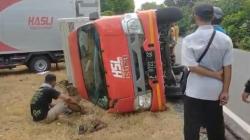 Kecelakaan di Jalan Raya Gumukmas Jember, Truk Bermuatan Buah Terguling