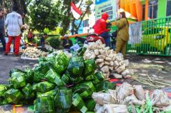 Lapak Kulit Ketupat Bermunculan di Pasar Soak Bato Palembang