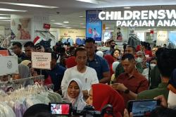 Presiden Jokowi Ajak 40 Anak Panti Asuhan Belanja Baju Lebaran