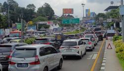 Volume Kendaraan Meningkat, Polisi Berlakukan Oneway Arah Puncak Bogor