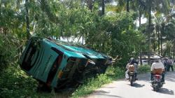 Kecelakaan di Lebak, Bus Pariwisata Bawa 30 Penumpang Terguling di Tanjakan Cariang