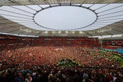 Bayer Leverkusen Juara Bundesliga, Fans Tumpah Ruah ke Lapangan