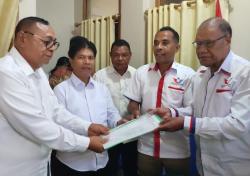 Pengusaha dan Pejabat Pemkab Sikka Ambil Formulir Pendaftaran Cabup-Cawabup di DPD Perindo