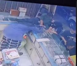 Terekam CCTV, Suami Istri Curi Ponsel Karyawan Toko Reparasi Jam di Semarang
