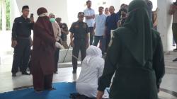 2 Pasangan Mesum di Aceh Dihukum Cambuk, Perempuan Meringis Kesakitan<
