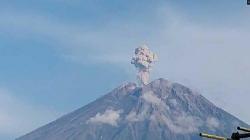 Gunung Semeru Kembali Erupsi Muntahkan Lava Pijar 1,5 Km, Waspadai Awan Panas<
