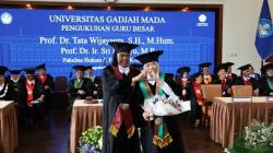 Romantis! Suami Rela Tunggu 10 Tahun demi Dikukuhkan Jadi Profesor UGM Bareng Istri