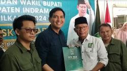 Datangi PKB, Pesinetron Lucky Hakim Serahkan Formulir Pendaftaran Calon Bupati Indramayu<