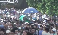 KH Zubair Muntashar Cicit Mbah Kholil Bangkalan Wafat, Ribuan Orang Antar ke Pemakaman<