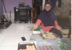 Lewat Pinjaman KUR BRI, Usaha Kue Basah Bu Julai Makin Laris