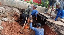Jalan di Sawangan Depok Amblas, Diduga akibat Rembesan Air Kali