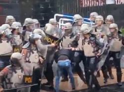 Aksi May Day di Kantor Gubernur Jateng Ricuh, 1 Mahasiswa Luka Kena Pentungan