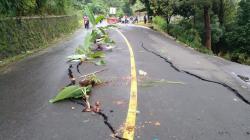 Mengkhawatirkan, Jalan Raya Rangkasbitung-Bogor Ambles<
