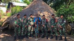 Dekat dengan TNI, Warga Perbatasan RI-RDTL Serahkan Senjata Api ke Satgas Yonkav