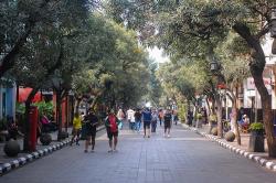 Warga Kota Bandung Menikmati Jalan Braga Sambil Berolahraga