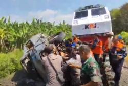 Kesaksian Warga Kijang Rombongan Nyai Ponpes Sidogiri Tertabrak KA, Sopir Tak Mau Disetop