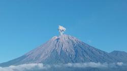 Gunung Semeru Kembali Erupsi Pagi Ini, Tinggi Kolom Abu Letusan 900 Meter