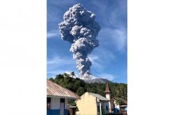 Gunung Ibu Erupsi, Tinggi Letusan Mencapai 5.000 Meter