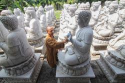 Ritual Upacara Pemandian Patung Buddha di Vihara Mahavira Graha Semarang