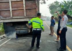 Kronologi Truk Tabrak Dump Truk Mogok di Lebak, Kernet Tewas Terjepit 