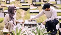 Thariq Halilintar Datangi Makam Adjie Massaid Minta Izin Nikahi Aaliyah, Netizen Terharu
