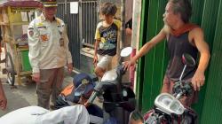 Dishub Gembosi Kendaraan Parkir Liar dan Angkut Lapak PKL di Johar Baru Jakpus