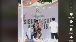 Viral Siswi SMP di Bali Digendong Ayah saat Wisuda karena Patah Tulang, Netizen Terharu