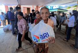 Hari Raya Waisak, BRI Peduli Bagikan Sembako dan Bantuan Sarana Pra-sarana Vihara