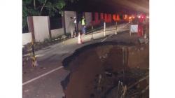 Penampakan Jalan Ambles di Cipanas-Warungbanten Lebak usai Diguyur Hujan<