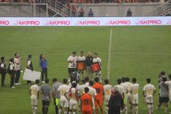 Penuh Haru! Maman Abdurrahman dan Tony Sucipto Sampaikan Salam Perpisahan kepada Jakmania di JIS