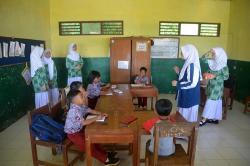 Potret Siswa SMA Al Azhar 14 Semarang Berbagi Cerita bersama Murid SDN Candigaron 04