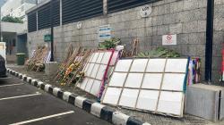 Tumpukan Karangan Bunga Dibalik dan Dilarang Dipajang di BEI, Isinya Jeritan Investor soal FCA?