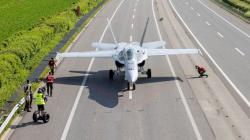 Jet-Jet Tempur F/A-18 Swiss Mendarat di Jalan Raya, Ada Apa?