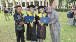 Kisah Si kembar Sherlina dan Sherlita, Lulus Cumlaude Bareng di UGM<