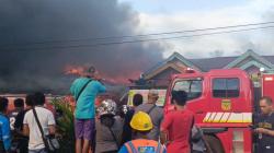 Kebakaran Hebat di Jalan Yos Sudarso Timika, Api Berkobar Ditiup Angin Kencang