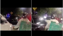 Pemotor Nekat Gores Mobil yang Parkir Sembarangan di Jalan, Netizen Pro dan Kontra Berantem