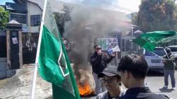 Demo Tolak Tapera, HMI Bakar Ban di Depan Kantor DPRD Tarakan<