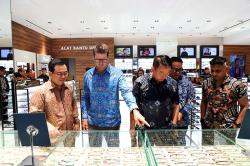 Kolaborasi Garap Pasar Asuransi Kacamata Berskala Global